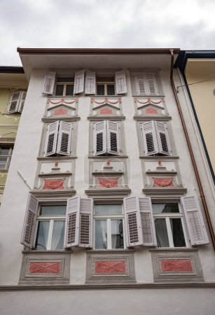 Téléchargez les photos : Bolzano, Italie - 10 août 2023 : vues architecturales extérieures de bâtiments génériques dans le centre-ville de Bolzano - en image libre de droit