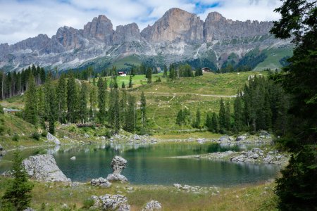 Téléchargez les photos : Lac alpin de Carezza en Val d'Ega - Bolzano - Tyrol du Sud - en image libre de droit