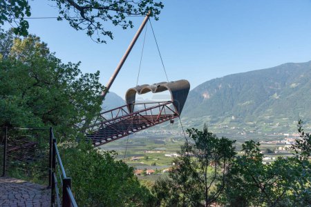Téléchargez les photos : Merano, Italie - 11 août 2023 : pont suspendu appelé jumelles Thun dans les jardins Trauttmansdorff de Merano- Italie - en image libre de droit