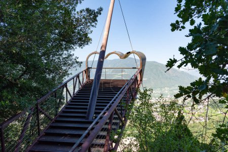 Téléchargez les photos : Merano, Italie - 11 août 2023 : pont suspendu appelé jumelles Thun dans les jardins Trauttmansdorff de Merano- Italie - en image libre de droit