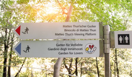 Téléchargez les photos : Merano, Italie - 11 août 2023 : Thun 's binocular in Trauttmansdorff Gardens in Merano - Sud Tyrol - Italie - en image libre de droit