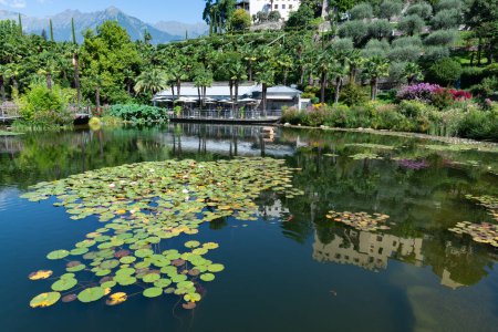 Foto de Merano, Italia - 11 de agosto de 2023: Vista de los Jardines de Trauttmansdorff en Merano - Tirol del Sur - Italia - Imagen libre de derechos