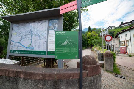 Téléchargez les photos : Lana, Italie - 12 août 2023 : panneaux routiers Gola di Lana beauté naturelle à la fin du Val d'Ultimo avec des parois rocheuses escarpées et le ruisseau Valsura - en image libre de droit