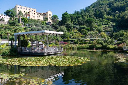 Téléchargez les photos : Merano, Italie - 11 août 2023 : Vue du Castel Trauttmansdorff Gardens à Merano-Sud Tyrol - Italie - en image libre de droit