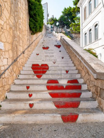 Téléchargez les photos : Vieste, Italie - 25 août 2023 : personnes sur l'escalier de l'amour, légende de Cristalda et Pizzomunno - en image libre de droit