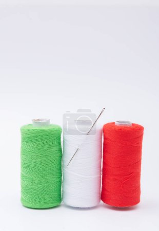 Téléchargez les photos : Différentes bobines de fil de coton à coudre de différentes couleurs drapeau italien sur blanc - en image libre de droit