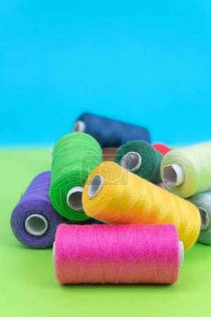 Téléchargez les photos : Différentes bobines de fil de coton à coudre de différentes couleurs sur fond coloré - en image libre de droit