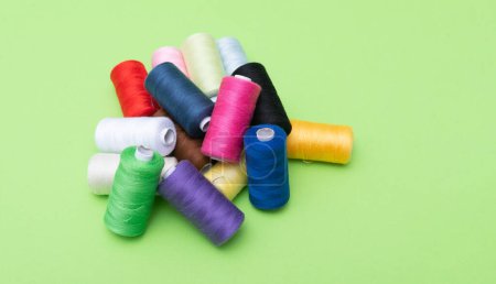 Téléchargez les photos : Différentes bobines de fil de coton à coudre de différentes couleurs sur fond coloré - en image libre de droit