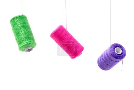 Téléchargez les photos : Bobines de coton à coudre couleur pourpre flottant - en image libre de droit