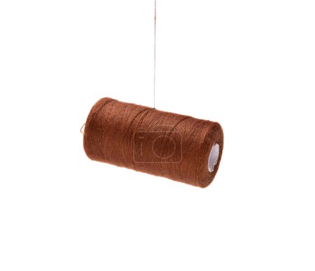 Téléchargez les photos : Bobines de coton à coudre de couleur marron flottant - en image libre de droit