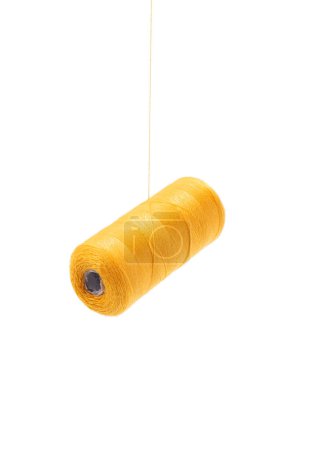 Téléchargez les photos : Bobines de coton à coudre jaune flottant - en image libre de droit