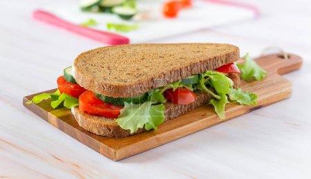 sándwich vegano con pan integral y aceite de oliva