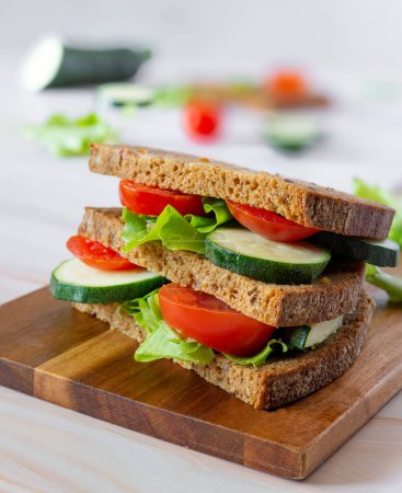 sandwich végétalien avec pain complet et huile d'olive