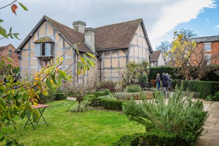 Téléchargez les photos : Lieu de naissance de William Shakespeare à Henly Street, Stratford upon Avon, Warwickshire, Royaume-Uni, le 8 novembre 2022 - en image libre de droit