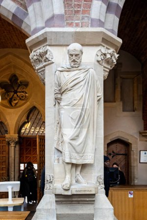 Foto de Estatua de Aristóteles en la Universidad de Oxford Museo de Historia Natural en Oxford, Oxfordshire, Reino Unido en 25 Marzo 2023 - Imagen libre de derechos