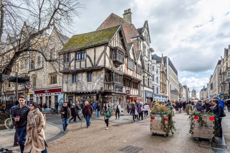 Foto de Edificio medieval de madera enmarcado en la calle comercial Cornmarket de Oxford, Oxfordshire, Reino Unido, el 25 de marzo de 2023 - Imagen libre de derechos