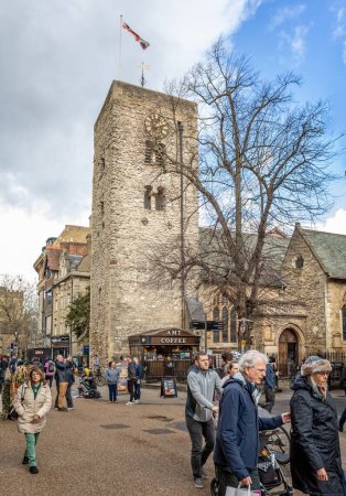 Foto de The Saxon Tower y St Michael en North Gate en Cornmarket Street, Oxford, Oxfordshire, Reino Unido el 25 de marzo de 2023 - Imagen libre de derechos