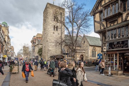 Foto de La Torre Sajona y el edificio de madera medieval enmarcado en Cornmarket Street, Oxford, Oxfordshire, Reino Unido el 25 de marzo de 2023 - Imagen libre de derechos