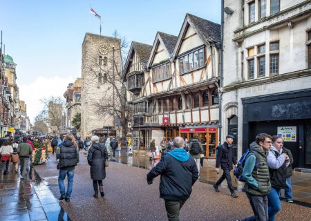 Foto de La Torre Sajona y el edificio de madera medieval enmarcado en Cornmarket Street, Oxford, Oxfordshire, Reino Unido el 25 de marzo de 2023 - Imagen libre de derechos