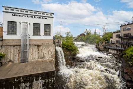 Téléchargez les photos : Production d'énergie hydroélectrique sur le fleuve Mississippi à Almonte, Ontario, Canada le 24 mai 2023 - en image libre de droit