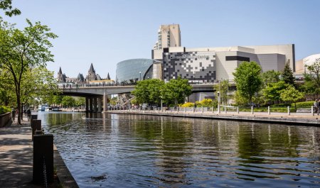 Téléchargez les photos : Le Centre Shaw le long du canal Rideau au centre-ville d'Ottawa, Ottawa, Ontario, Canada le 27 mai 2023 - en image libre de droit