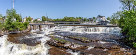 Téléchargez les photos : Vue panoramique sur les chutes d'eau au centre d'Almonte, Ontario, Canada le 28 mai 2023 - en image libre de droit