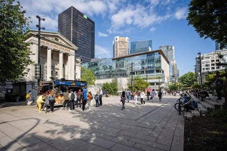 Foto de La plaza frente a Vancouver Art Gallery en Vancouver, Columbia Británica, Canadá el 1 de junio de 2023 - Imagen libre de derechos