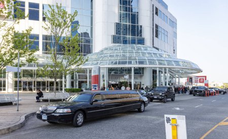 Téléchargez les photos : Limousine Black stretch garée devant l'hôtel Pan Pacific à Canada Place, Vancouver, Colombie-Britannique, Canada le 2 juin 2023 - en image libre de droit