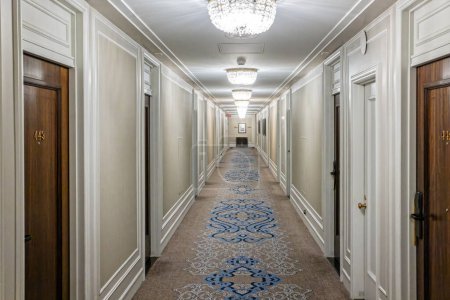 Téléchargez les photos : Couloir de chambre à coucher à l'intérieur de l'hôtel Fairmont, Vancouver, Colombie-Britannique, Canada le 2 juin 2023 - en image libre de droit