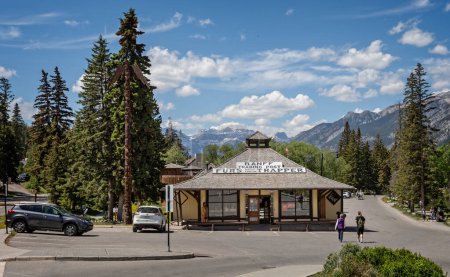 Téléchargez les photos : Vue du poste de traite de Banff avec des montagnes au-delà à Banff, Alberta, Canada, le 4 juin 2023 - en image libre de droit