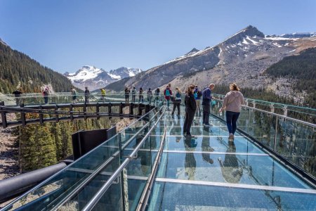 Téléchargez les photos : Touristes debout sur la terrasse d'observation vitrée du Columbia Icefield Skywalk dans le parc national Jasper, Alberta, Canada, le 6 juin 2023 - en image libre de droit