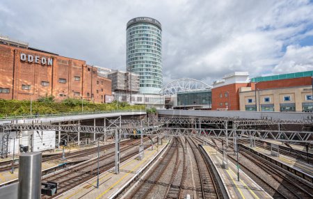 Téléchargez les photos : Plusieurs lignes de chemin de fer émergent du métro de Birmingham New Street Railway Station, West Midlands, Royaume-Uni le 23 juillet 2023 - en image libre de droit
