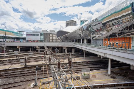 Téléchargez les photos : Plusieurs lignes de chemin de fer entrant sous l'entrée est de la gare de Birmingham New Street, West Midlands, Royaume-Uni, le 23 juillet 2023 - en image libre de droit
