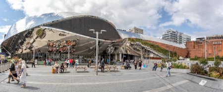 Téléchargez les photos : Vue panoramique de la nouvelle entrée moderne en acier inoxydable de la gare de Birmingham New Street à Birmingham, West Midlands, Royaume-Uni, le 23 juillet 2023 - en image libre de droit