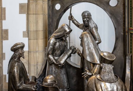 Téléchargez les photos : Gros plan sur la scène de la Nativité en acier de Sheffield dans la cathédrale de Sheffield, Sheffield, Yorkshire du Sud, Royaume-Uni, le 24 juillet 2023 - en image libre de droit