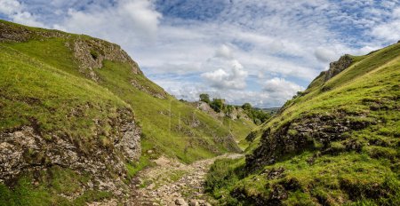 Téléchargez les photos : Château de Peveril à partir de la vallée calcaire de Cavedale dans le High Peak District, Castleton, Derbyshire, Royaume-Uni le 25 juillet 2023 - en image libre de droit