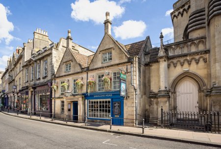 Téléchargez les photos : Historic Saracens Head pub à Broad Street, Bath, Royaume-Uni le 16 août 2023 - en image libre de droit