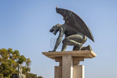 Téléchargez les photos : Gardien mythique gargouille sur le Pont Del Regne, Valence, Espagne le 25 août 2023 - en image libre de droit