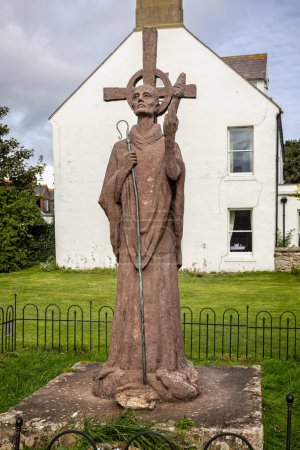 Téléchargez les photos : Statue de Saint Aidan dans le domaine du prieuré de Lindisfane sur l "île Sainte, Northumberland, Royaume-Uni, le 22 septembre 2023 - en image libre de droit