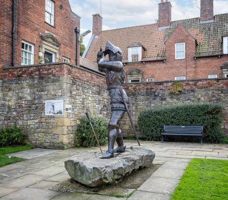 Téléchargez les photos : Statue en bronze de Harry Hotspur (Sir Henry Percy) à Alnwick, Northumberland, Royaume-Uni, le 26 septembre 2023 - en image libre de droit