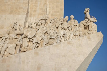 Foto de Primer plano de las cifras del Monumento a los Descubrimientos en conmemoración de la Edad de los Descubrimientos en Portugal, Lisboa, Portugal, 12 de octubre de 2023 - Imagen libre de derechos