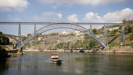 Foto de El puente Maria Pia sobre el río Duero con Rabelo tour boat en Oporto, Portugal en 14 Octubre 2023 - Imagen libre de derechos