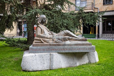 Foto de Estatua de piedra de Don Juan, Príncipe de Asturias en Salamanca, España el 16 de octubre de 2023 - Imagen libre de derechos