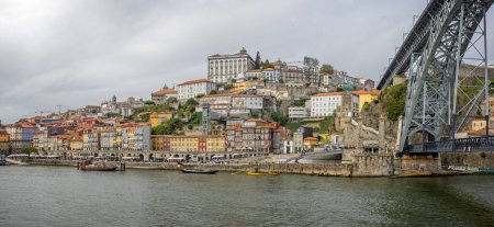 Foto de Casas coloridas del distrito de Ribiera y el puente Luis I desde el lado de Gaia del río Duero en Oporto, Portugal el 18 de octubre de 2023 - Imagen libre de derechos