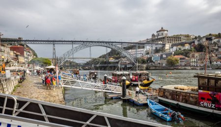 Foto de El puente Luis I sobre el río Duero visto desde la orilla del río en Oporto, Portugal, el 18 de octubre de 2023 - Imagen libre de derechos