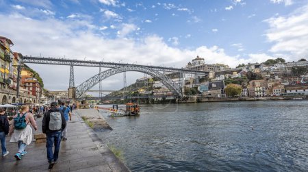 Foto de El puente Luis I sobre el río Duero visto desde la orilla del río en Oporto, Portugal, el 18 de octubre de 2023 - Imagen libre de derechos