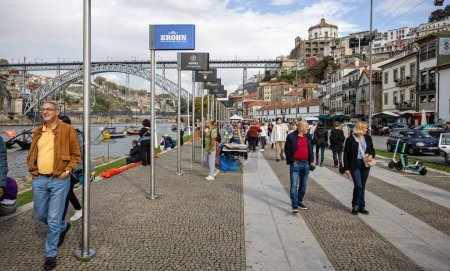 Foto de Paseo a lo largo del río Duero en Vila Nova da Gaia con fila de señales Casa del Vino de Oporto, Portugal el 18 de octubre de 2023 - Imagen libre de derechos