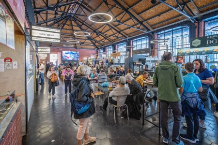 Téléchargez les photos : A l'intérieur du marché de Beira Rio - halle alimentaire à Vila Nova da Gaia au bord du fleuve Douro à Porto, Portugal le 18 octobre 2023 - en image libre de droit