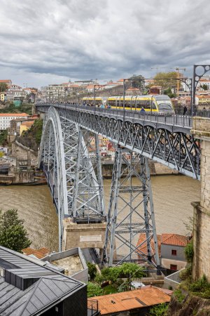 Foto de Tren de metro que cruza el famoso puente Dom Luis I sobre el río Duero en Oporto, Portugal, el 19 de octubre de 2023 - Imagen libre de derechos