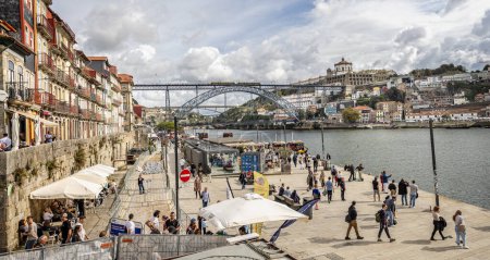 Foto de El puente Dom Luis I sobre el río Duero visto desde la orilla del río en Oporto, Portugal el 21 de octubre de 2023 - Imagen libre de derechos